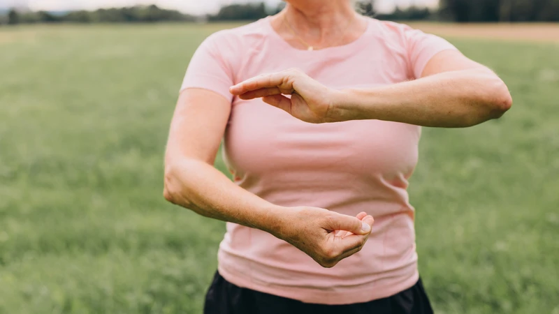Vận động nhẹ nhàng như thái cực quyền giúp khí huyết lưu thông, tăng cường dương khí