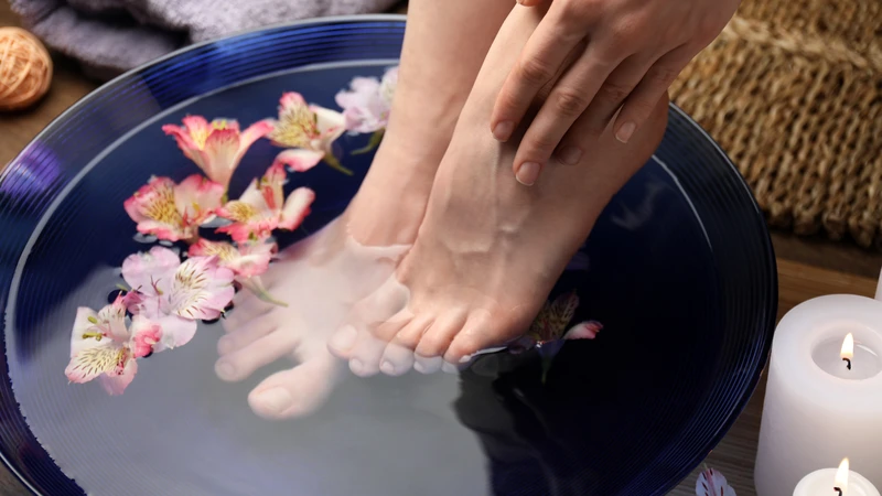 Ngâm chân với nước ấm trước khi ngủ giúp tạo cảm giác dễ chịu và thư giãn