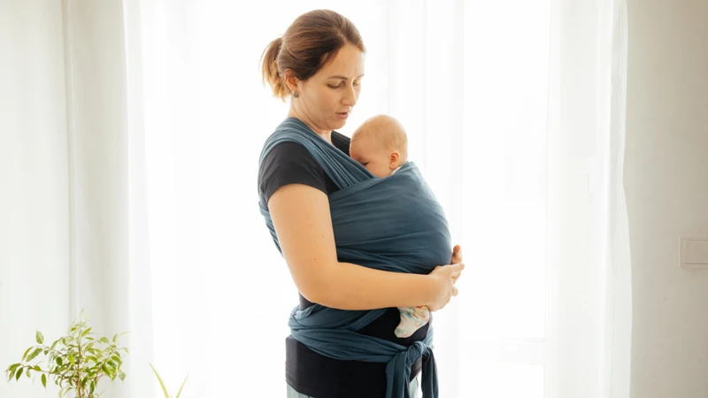 Cách đeo địu em bé đúng giúp hỗ trợ tư thế và đảm bảo an toàn cho bé