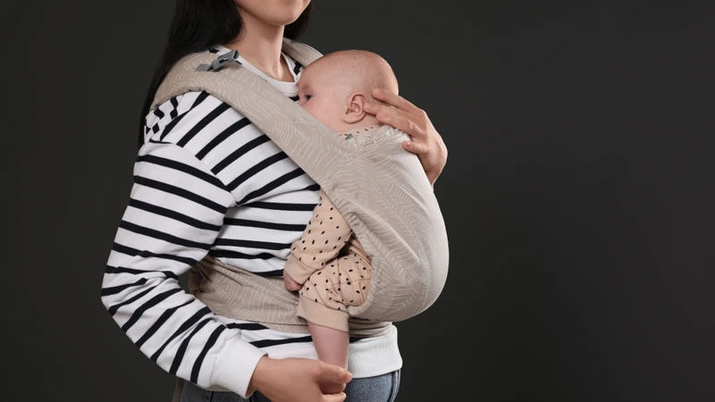 Địu đúng tư thế giúp chân bé tạo hình chữ M và lưng cong tự nhiên