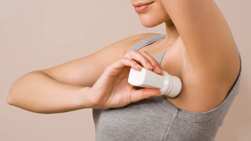 Sử dụng lăn khử mùi đúng cách giúp kiểm soát mồ hôi hiệu quả