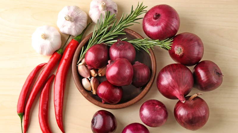 Hạn chế tiêu thụ nhiều thực phẩm cay nóng, hành và tỏi vì chúng có thể khiến mùi mồ hôi trở nên nồng hơn