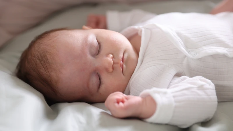 Trẻ khó ngủ kéo dài có thể liên quan đến các vấn đề như nhiễm trùng, nghẹt mũi, sốt hoặc các bệnh lý khác
