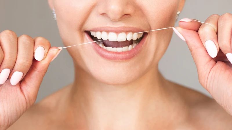 Dùng chỉ nha khoa đúng cách và đều đặn giúp làm sạch răng hiệu quả, đồng thời hạn chế tổn thương nướu
