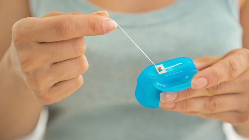 Tránh các sai lầm trong cách dùng chỉ nha khoa để làm sạch răng hiệu quả và bảo vệ nướu tốt hơn