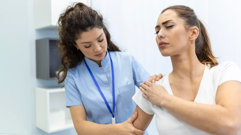 Nếu đau cơ kéo dài hơn một tuần, kèm theo sưng, sốt, hoặc hạn chế vận động, bạn cần đi khám bác sĩ để được chẩn đoán chính xác