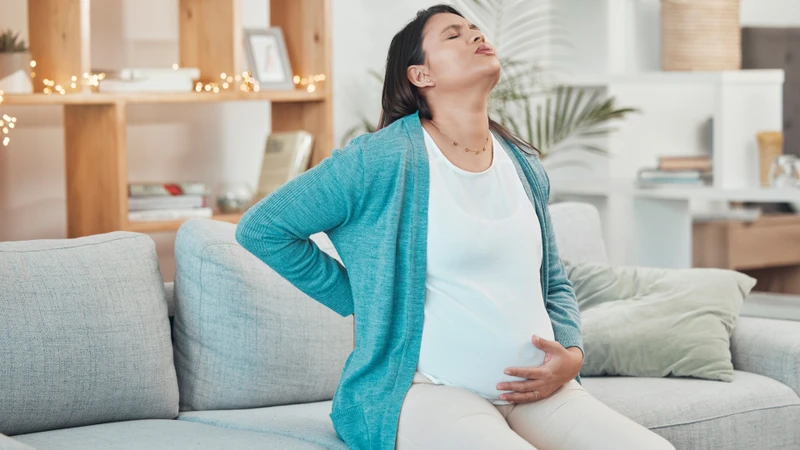 Những thay đổi tư thế nhỏ như ngồi thẳng sau khi ăn, tránh cúi gập người hay nằm ngay sau khi ăn là cách giảm đau vùng thượng vị cho bà bầu