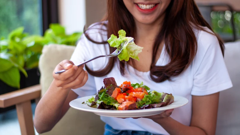 Thay vì nhịn ăn hoặc theo các chế độ kiêng cực đoan, hãy tập trung vào việc ăn đủ dinh dưỡng, đúng giờ, với thực phẩm lành mạnh