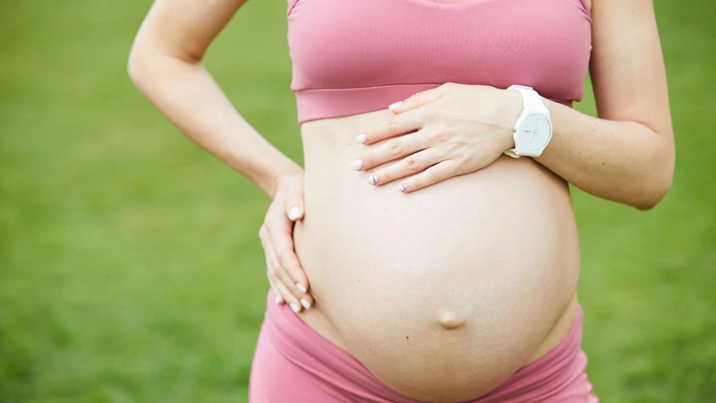 Vận động nhẹ nhàng như đi bộ giúp cải thiện tuần hoàn và giảm phù nề