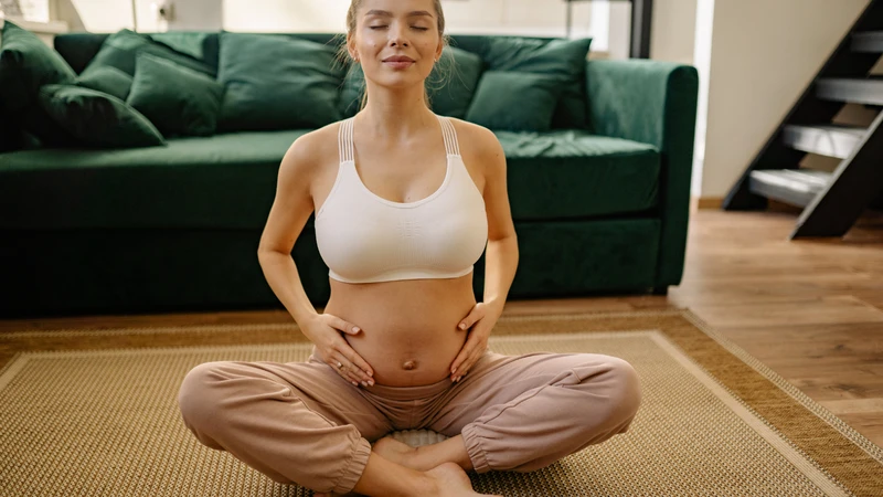 Hít thở sâu và thiền định giúp mẹ bầu kiểm soát căng thẳng