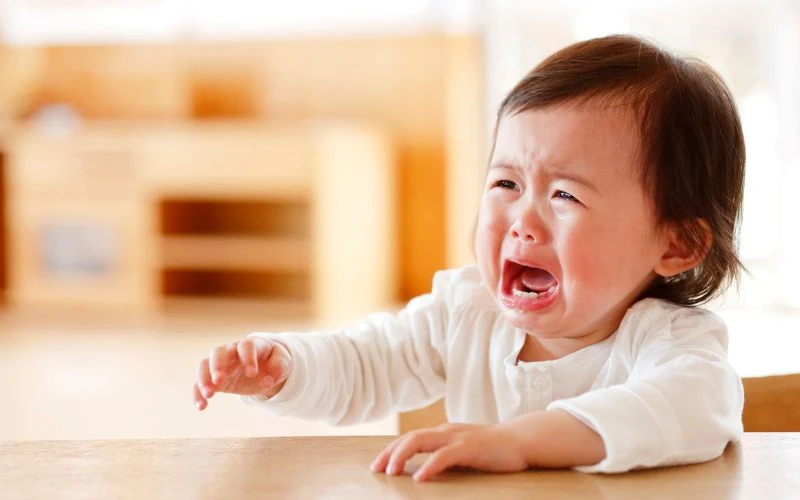 Nếu trẻ sốt mọc răng, quấy khóc khó chịu hoặc đau dữ dội cần cho trẻ đi khám để tìm thêm các nguyên nhân khác