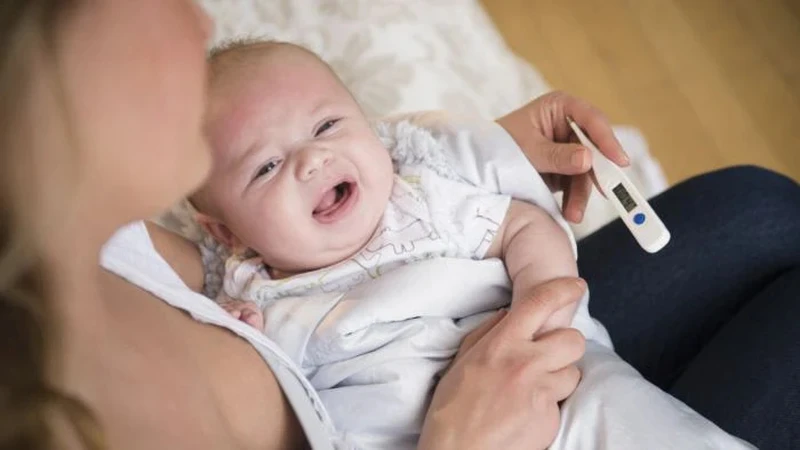 Mặc thoáng và lau mát là cách hạ sốt cho bé khi mọc răng hiệu quả và an toàn