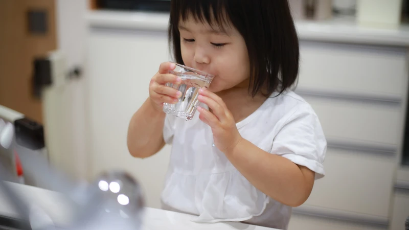 Trẻ bị viêm amidan​, ba mẹ cần cho trẻ uống đủ nước