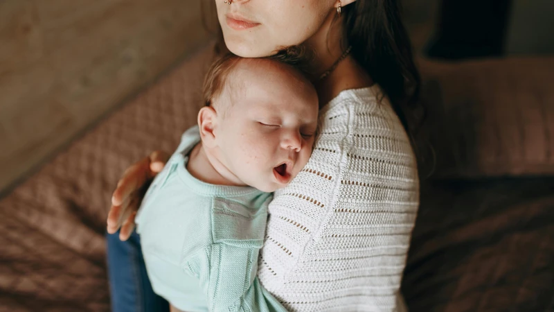 Bù nước là cách hạ sốt cho trẻ sơ sinh an toàn