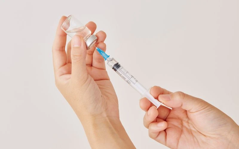 Sốt là phản ứng thường gặp ở trẻ sơ sinh sau tiêm chủng