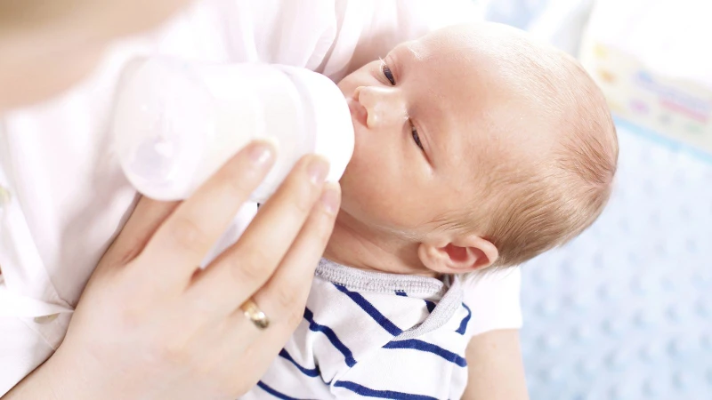 Mẹ nên kiểm tra nhiệt độ sữa trước khi cho bé bú