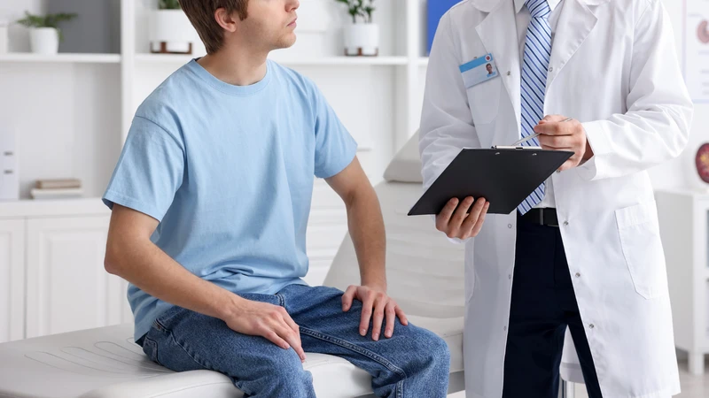 Người bệnh cần được bác sĩ chuyên khoa đánh giá khi có dấu hiệu bất thường sau cắt bao quy đầu