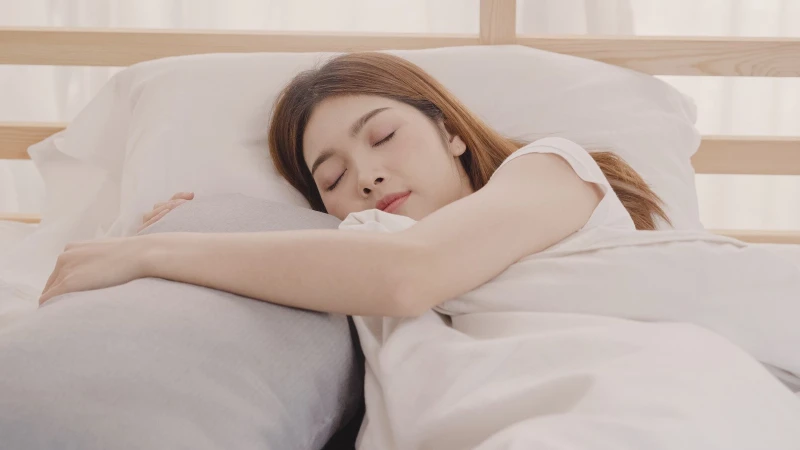 Nghỉ ngơi và giảm căng thẳng là một trong những cách khắc phục tình trạng kinh nguyệt kéo dài tại nhà một cách an toàn