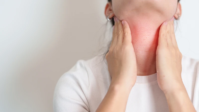 Suy giáp làm tuyến giáp hoạt động kém, khiến nhịp tim giảm và cơ thể chậm lại