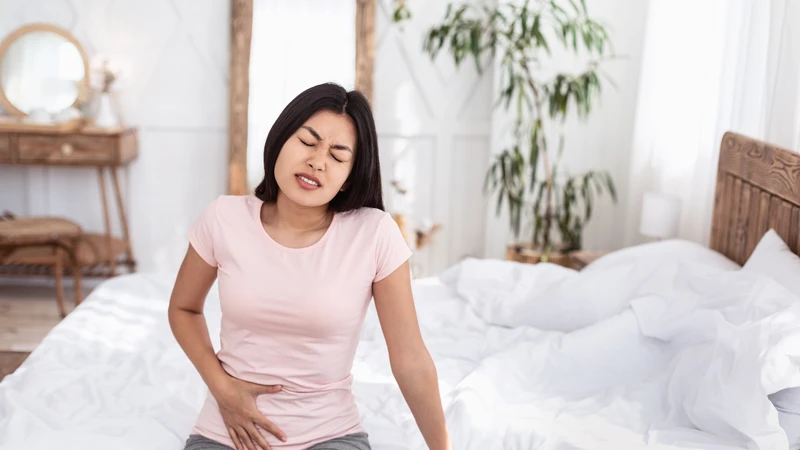 Cảm giác nặng bụng dưới kéo dài có thể là dấu hiệu sớm của sa tử cung
