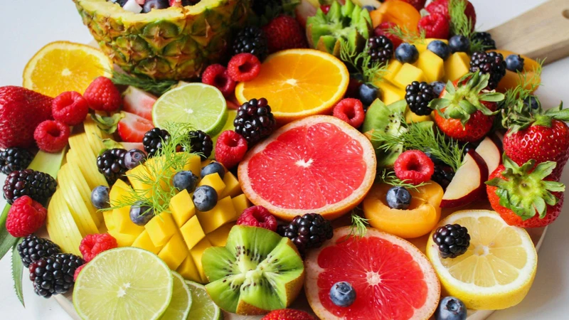 Một trong những cách làm giảm nước ối là chọn các loại trái cây ít nước như táo, lê, ổi, bơ