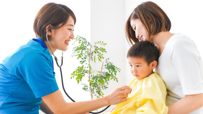 Sử dụng thuốc theo hướng dẫn của bác sĩ là cách làm sạch da cho trẻ bị viêm da cơ địa