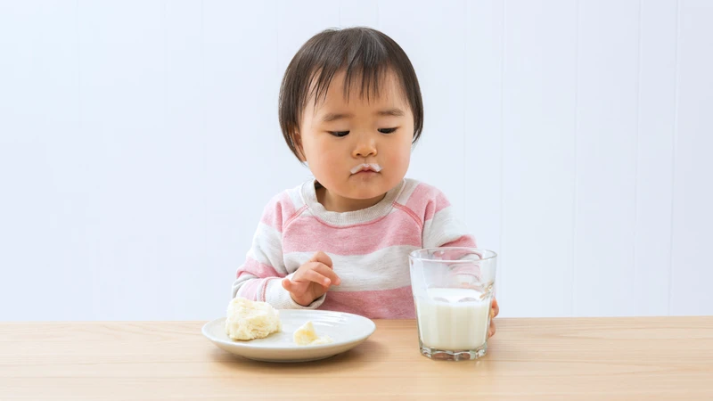Đảm bảo trẻ ăn uống đầy đủ chất và theo dõi các thực phẩm dễ gây dị ứng như sữa, trứng, thịt bò để điều chỉnh kịp thời