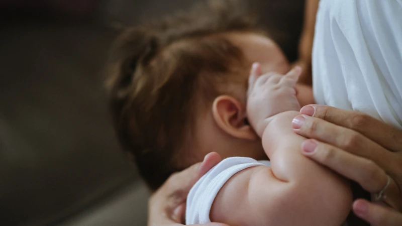 Cho trẻ bú đủ là một trong những cách làm tan đờm trong cổ họng cho trẻ sơ sinh