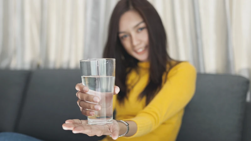 Uống đủ nước mỗi ngày là cách làm tăng độ lọc cầu thận hiệu quả