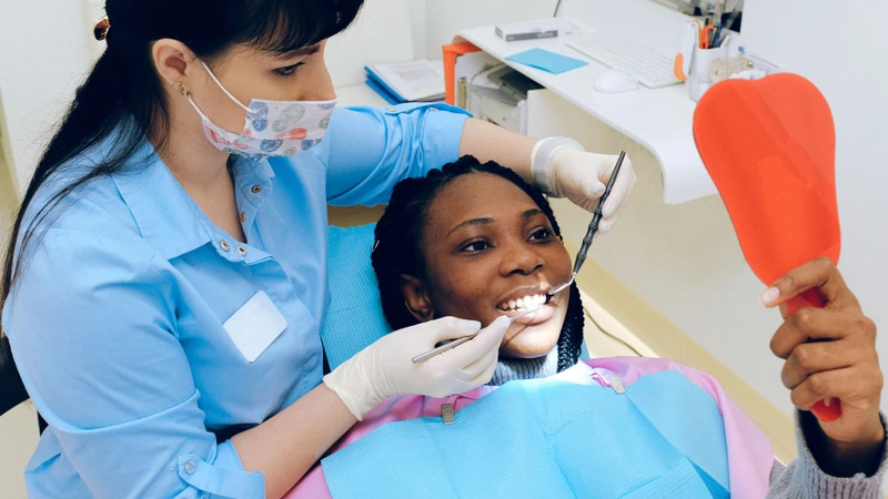 Bạn nên tham khảo ý kiến từ nha sĩ trước khi áp dụng các phương pháp làm trắng răng