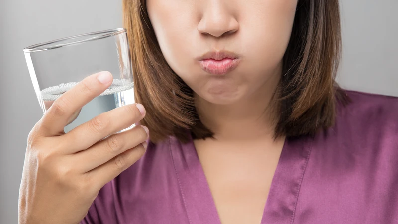 Súc miệng bằng nước muối là một trong những cách lấy hạt trắng trong họng an toàn và hiệu quả để làm sạch họng