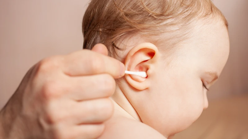 Dấu hiệu cần thăm khám thay vì tự lấy ráy tai sâu bên trong cho trẻ