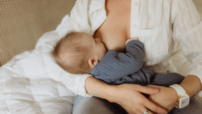 Một trong những cách ngăn sữa chảy nhiều khi cho con bú là điều chỉnh tư thế bú của bé