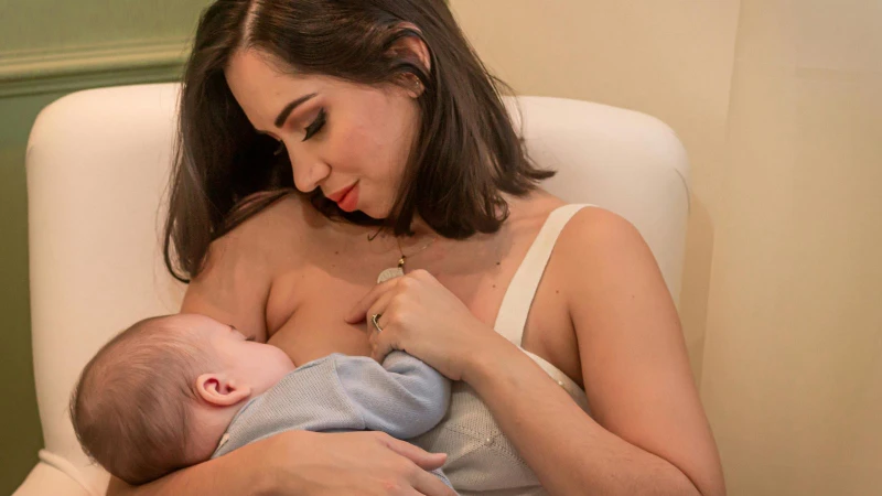 Sử dụng áo ngực chuyên dụng cho mẹ cho con bú là một cách rất hữu ích để ngăn sữa chảy nhiều
