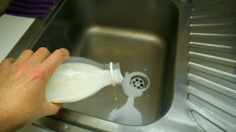 Tuyệt đối không tái sử dụng sữa mẹ đã hỏng cho bé bú hoặc chế biến món ăn