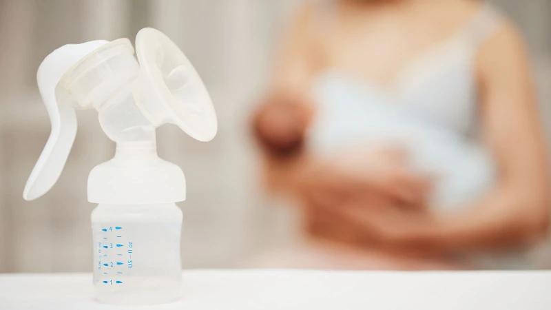 Để bảo quản sữa mẹ tốt hơn, mẹ cần chú ý vệ sinh khi vắt sữa, chọn dụng cụ trữ chuyên dụng