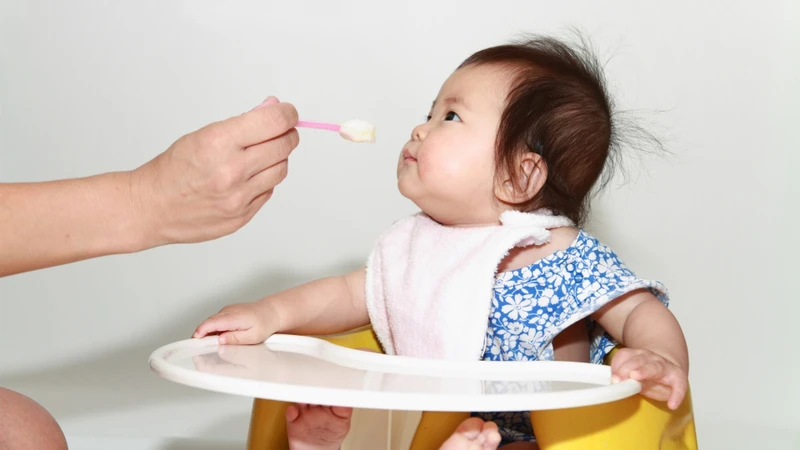 Khi trẻ bị sốt phát ban nên ăn thức ăn lỏng, dễ tiêu như cháo, súp, sữa