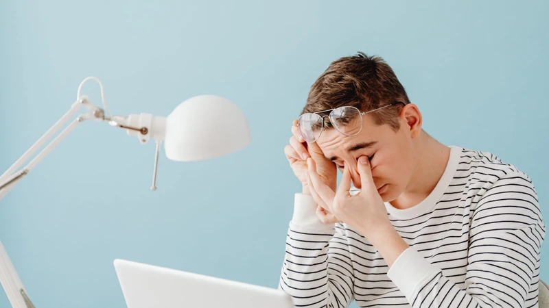 Bạn có thể cảm thấy mệt mỏi và khó tập trung trong giai đoạn đầu nhịn ăn gián đoạn