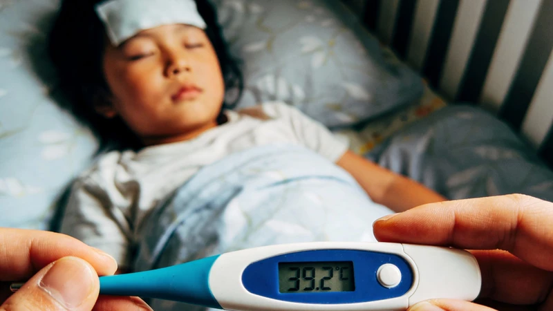 Trong quá trình theo dõi trẻ có biểu hiện sốt và phát ban, cha mẹ không nên chủ quan