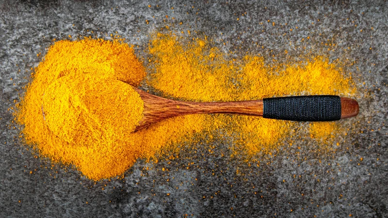 Có thể phân biệt tinh bột nghệ thật giả bằng mắt thường