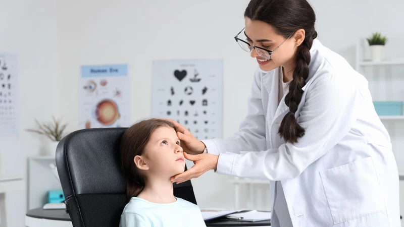 Đưa trẻ đi khám bác sĩ khi mắt sưng đau, nhìn mờ hoặc sốt cao kéo dài