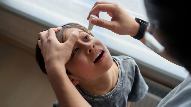 Cách phòng bệnh đau mắt đỏ ở trẻ em cần bắt đầu từ vệ sinh hằng ngày