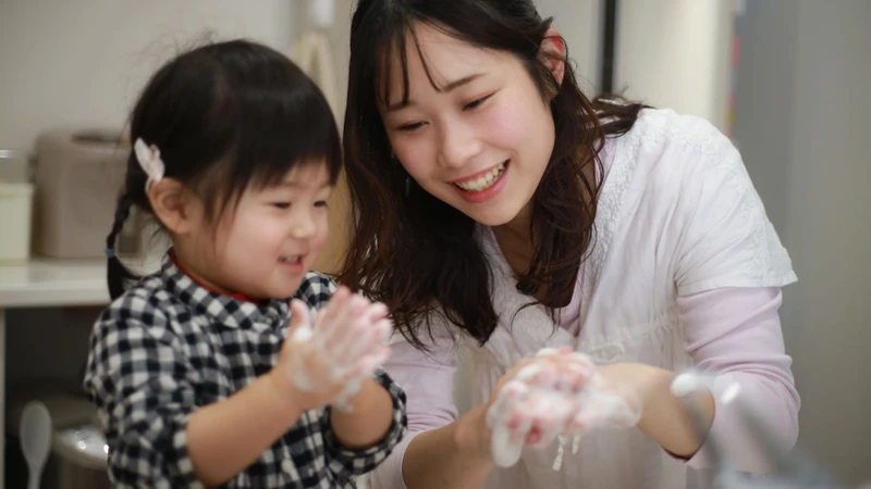 Rửa tay bằng xà phòng và vệ sinh đồ chơi giúp giảm nguy cơ lây nhiễm
