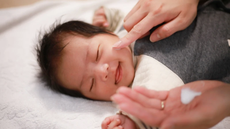 Tại sao trẻ bị dị ứng nổi mẩn đỏ khắp người dù bạn luôn giữ nhà sạch sẽ?
