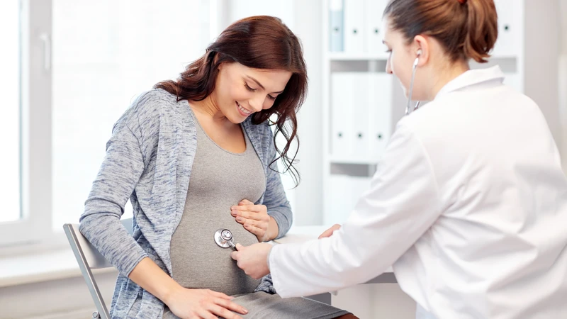 Việc theo dõi thường xuyên trong thai kỳ giúp phát hiện sớm các yếu tố nguy cơ