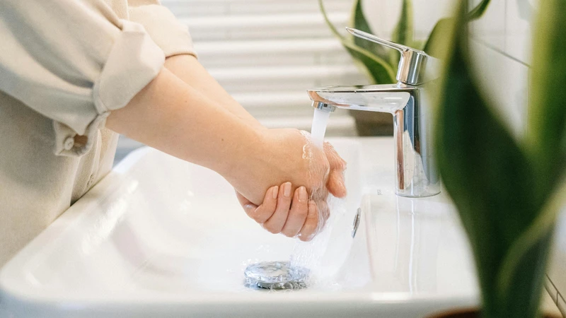 Rửa tay thường xuyên giúp loại bỏ virus bám trên da