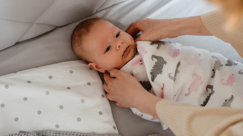 Luôn kiểm tra để đảm bảo bé thoải mái và không bị quá nóng khi quấn khăn