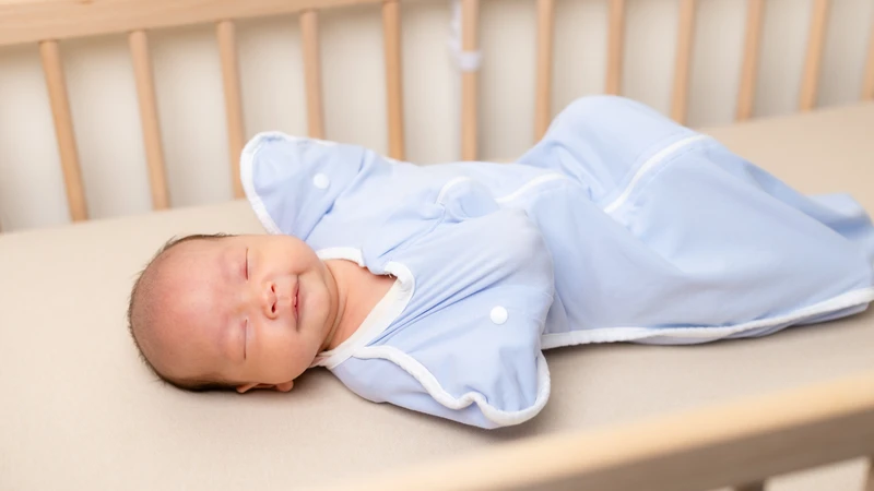 Có thể chuyển sang túi ngủ để giữ ấm cho bé mà vẫn để tay tự do