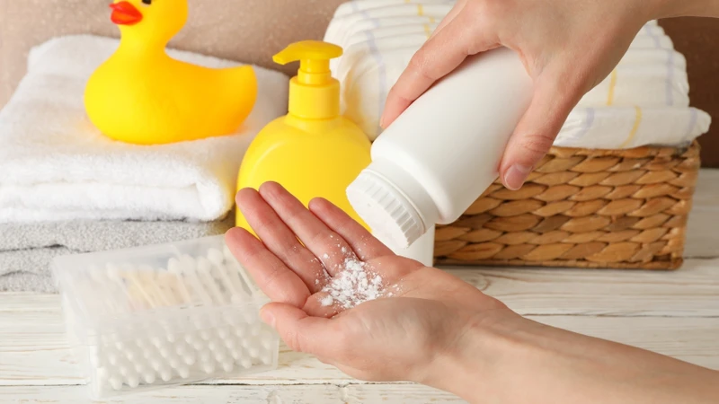 Thay vì rắc phấn trực tiếp lên da, cha mẹ nên rắc một lượng nhỏ phấn rôm vào lòng bàn tay, sau đó nhẹ nhàng thoa lên vùng da cần chăm sóc