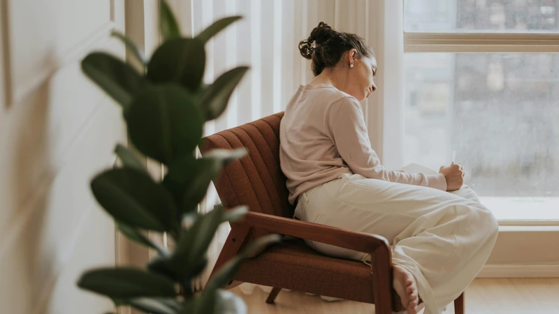Tắm nắng qua kính cửa sổ là sai lầm thường gặp, khiến cơ thể khó nhận đủ tia UVB để tạo vitamin D